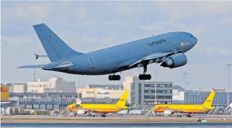  ?? FOTO: OLIVER BERG/DPA ?? Der Airbus A310 „Kurt Schumacher“startet auf dem Flughafen Köln/Bonn in Richtung Wuhan.