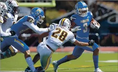  ?? KARL MONDON/BAY AREA NEWS GROUP ?? Serra’s Hassan Mahasin avoids a tackle attempt by St. Francis’ Anay Nagarajan on April 3. Mahasin scored 10 touchdowns in the pandemic-shortened season.