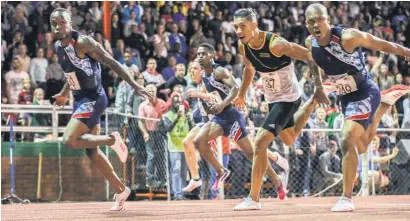  ?? Picture: Gallo Images ?? GOLD RUSH. Akani Simbine (left) pips Wayde van Niekerk (centre) and Thando Roto in the 100m sprint.