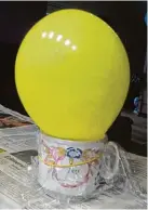  ??  ?? Die Tasse stabilisie­rt den Luftballon, während er mit Gipsbinden belegt wird.