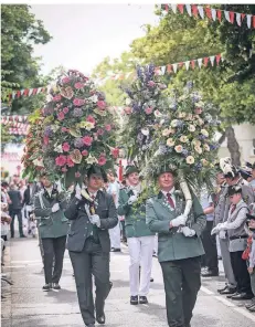  ??  ?? Ganz Büderich war festlich geschmückt. Die prächtigen Blumenhörn­er waren ein besonderer Hingucker in der festlichen Parade.