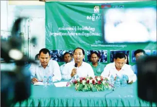  ?? PHA LINA ?? Coalition of Cambodian Apparel Workers Democratic Union president Ath Thorn (centre) speaks at a press conference in 2016.