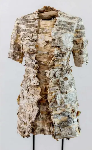  ??  ?? Birkenklei­d „ Betula III“, Birkenrind­e verleimt, Größe 38 (ca. 1,48 x 0,45 x 0,23 m), 2013