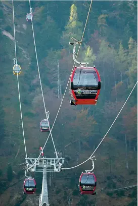  ??  ?? Bergfahrt war einmal. Inzwischen scheint es Corona-bedingt im Tourismus nur noch talwärts zu gehen.