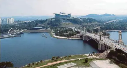  ?? [FOTO HIASAN] ?? Pembinaan Putrajaya sebagai bandar raya terancang yang bermula pada Ogos 1995 dan masih berterusan sehingga kini sebagai sebuah bandar raya lestari.