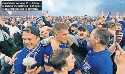  ?? ?? Awans Schalke świętowało 60 tys. kibiców na stadionie w Gelsenkirc­hen. Po ich inwazji na boisko murawa nadaje się do wymiany.