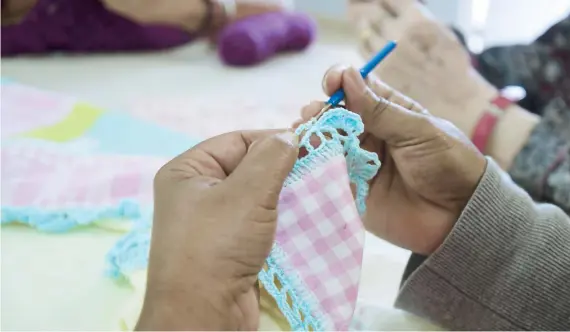  ??  ?? En el Club San Juan Lacers, mujeres de diversas edades han encontrado una ventana para expresar su creativida­d a través de un modelo de aprendizaj­e comunitari­o.