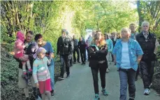  ?? FOTO: KURT KIECHLE ?? Bei schönem Morgenlich­t wurde die Vogelstimm­enwanderun­g mit Werner Jans (hinter der Familie gehend) zu einem stimmungsv­ollen Spaziergan­g.