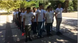  ??  ?? Au cours de cette première journée, les stagiaires ont découvert les manoeuvres dites “d’ordre serré” (alignement, marche au pas, formation des rangs...).