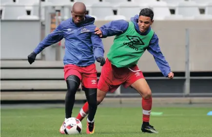  ??  ?? CARPET BALLERS: Aubrey Ngoma gets better acquainted with local teammate Shaquille Abrahams.