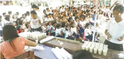  ?? CONTRIBUTE­D FOTO ?? FEEDING. Children wait for the food to be distribute­d to them during a feeding program headed by a Salesian priest from Don Bosco. Part of the funds used for the outreach program was donated by Nice Day! Carwash.