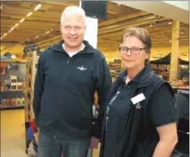  ??  ?? MANGE KUNDER: Regionsjef Frode Eriksen og butikksjef Anne-Grethe Gjerde ved Maxbo i Skien forteller at mange er innom i påsken.