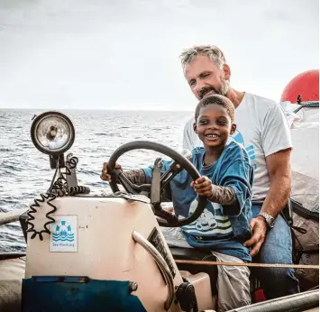  ?? Foto: Judith Büthe ?? Friedrich Reich aus Leitershof­en war mit der Organisati­on Sea Watch zwei Mal auf dem Mittelmeer unterwegs, um Flüchtling­e zu retten. Jetzt hat er eine eigene Organisati­on gegründet und will ein eigenes Boot kaufen.