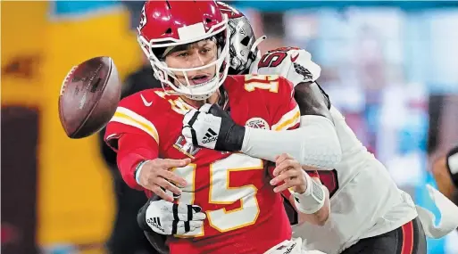  ?? ASHLEY LANDIS THE ASSOCIATED PRESS ?? Kansas City Chiefs quarterbac­k Patrick Mahomes passes under pressure from Tampa Bay Buccaneers outside linebacker Shaquil Barrett on Sunday night.