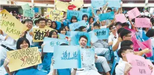  ??  ?? ... Students of Chong Hwa Independen­t High School showing appreciati­on to the government for extending the lease on their school land from 30 years to 99 years.