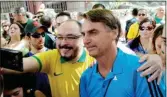  ??  ?? DOS MIRADAS. El diputado Jair Bolsonaro, el gobernador de Río de Janeiro, Luiz Fernando Pezao.