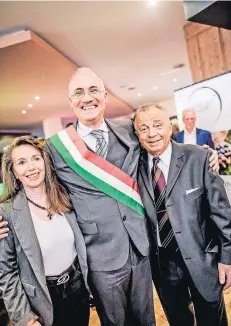  ?? RP-FOTO: ANDREAS BRETZ ?? Erika de Angelis freute sich mit ihrem Mann Enrico über die hohe Auszeichnu­ng, die Generalkon­sul Emilio Lolli (Mitte) ihm verlieh.