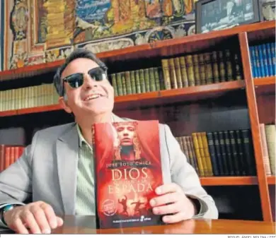  ?? MIGUEL ÁNGEL MOLINA / EFE ?? Con su libro ‘El Dios que habita la espada’, reciente Premio Edhasa de Narrativas Históricas.