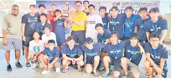  ?? ?? CSC A team manager Foong Wei Min receives the trophy from Tan Kai while Tan Kun Gee (seventh le ), Voon (fourth le ) and others look on.