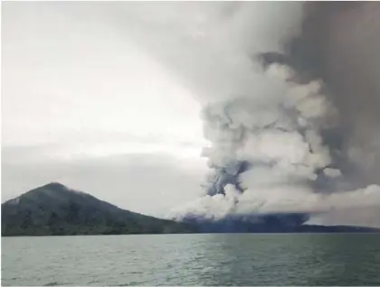  ?? AFP ?? El volcán Anak Krakatoa se encontraba en plena erupción, el miércoles, y así fue captado desde un barco que surcaba el estrecho de la Sonda, en Indonesia.