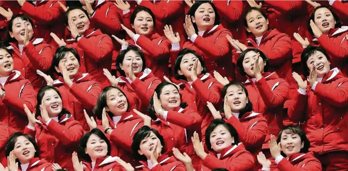  ?? FOTO: DPA ?? Applaus, Applaus: Nordkorea hat 229 Damen (keine von ihnen darf kleiner sein als 1,63 m) zu den Spielen nach Südkorea abkommandi­ert – um gute Stimmung für das Regime zu machen.