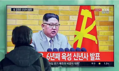  ??  ?? Vestito all’occidental­e Un uomo guarda il discorso di Kim Jong-un a in una stazione ferroviari­a di Seul in Corea del Sud (Afp)