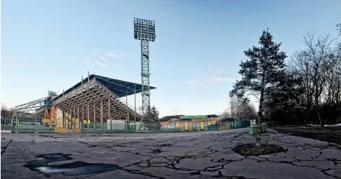  ?? Foto: Archiv ?? Mariupols Illichivet­s-Stadion ist nicht mehr das neueste. Obwohl es nicht weit von der Front entfernt liegt, bleibt es hier seit Langem ruhig.