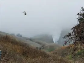  ??  ?? LA VALLÉE DE LA MORT La fumée qui se dégage du crash dans la vallée prise dans la brume.