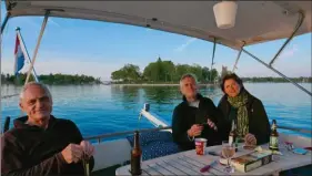  ??  ?? De la famille vinet rejoindre Stéphane (à g.) et Sophie pour une découverte des «Thousand Islands» entre le lac Ontario et le fleuve Saint-Laurent.