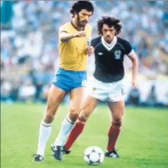  ??  ?? Legend: Scotland's John Wark marks Brazilian captain Socrates during the 1982 World Cup Finals at Seville, Spain on 18th June, 1982.
BOB THOMAS/GETTY IMAGES