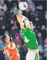  ?? EÓIN NOONAN/SPORTSFILE ?? Meath’s Michael Newman is tackled by Armagh’s Jemar Hall and (above) beating Aaron McKay to the ball. Below: Orchard boss Kieran McGeeney takes notes