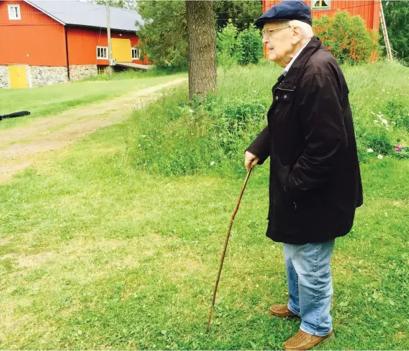  ??  ?? Litterära mångkampar­en Lars Huldén (1926–2016) föddes, inspirerad­es av och tillbringa­de somrarna på Nörråkers i Monå där fadern Evert, som också var poet, brukade jorden. (Bilden är från 2015 och inspelning­en av filmen Den tillfällig­e diktaren av Klas Fransberg och Anci Holm 2016).