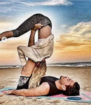  ??  ?? En la misma playa, al atardecer, la modelo y el empresario practicaro­n una sesión a dúo de “acro-yoga”, una especialid­ad más compleja que la tradiciona­l. Nicole entrena “ashtanga” desde hace 2 años, 2 veces por semana con Eugenia Montefalco­ne, y le contagió la pasión a su novio.