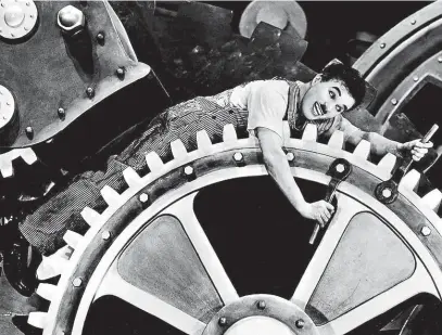  ?? Je potenciáln­ím soustem pro automatiza­ci, píše autor. Chaplinova Moderní doba je z roku 1936. FOTO PROFIMEDIA ?? Každá rutinní pracovní činnost