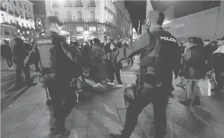  ?? EFE ?? La fiesta en Madrid, anulada en 2020, será limitada a 7 mil personas (menos de la mitad de lo normal) y será obligatori­o el uso de cubrebocas
La Policía Nacional desalojó la madrileña Puerta del Sol tras el ensayo de la fiesta de Nochevieja