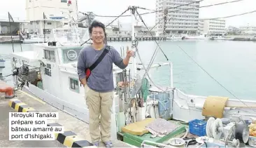  ??  ?? Hiroyuki Tanaka prépare son bâteau amarré au port d’Ishigaki.