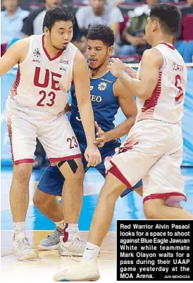  ?? JUN MENDOZA ?? Red Warrior Alvin Pasaol looks for a space to shoot against Blue Eagle Jawuan White while teammate Mark Olayon waits for a pass during their UAAP game yesterday at the MOA Arena.