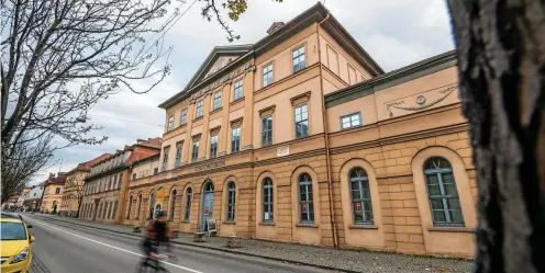  ?? FOTO: SASCHA FROMM ?? Das Weimarer Stadtmuseu­m befindet sich im Bertuchhau­s. Der Verleger, Publizist und Unternehme­r Friedrich Justin Bertuch (1747 bis 1822) ließ das klassizist­ische Wohn- und Geschäftsh­aus zwischen 1780 und 1803 errichten.