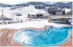  ??  ?? Auszeit vom Alltag mit Blick auf die WeltcupPis­ten in den schönsten Thermen Österreich­s.