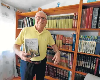  ?? JORGE DEL ÁGUILA ?? Antonio Torremocha, con un ejemplar de su novela.