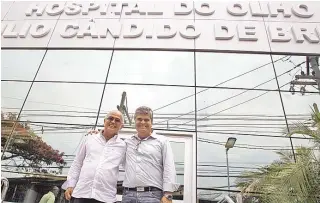  ?? SEVERINO SILVA ?? Washington Reis (D) e o secretário Carlos Oliveira visitaram ontem o Hospital do Olho Cândido de Brito