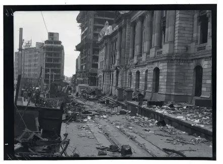  ??  ?? Destrozos en la Gobernació­n. Bogotá, 9 de abril de 1948.