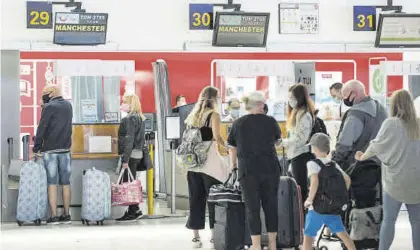  ?? JAVIER FUENTES (EFE) ?? Viajeros con destino a Manchester en el aeropuerto César Manrique.