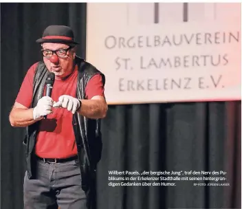  ?? RP-FOTO: JÜRGEN LAASER ?? Willbert Pauels, „der bergische Jung“, traf den Nerv des Publikums in der Erkelenzer Stadthalle mit seinen hintergrün­digen Gedanken über den Humor.