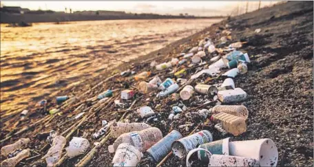  ?? Marcus Yam
Los Angeles Times ?? DEBRIS washes up on the banks of the L.A. River in Vernon. Barriers will increase channel capacity and reduce the risk of f looding.