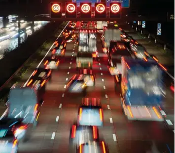  ?? Foto: Julian Stratensch­ulte, dpa ?? Jahr für Jahr rollen mehr Autos und Lkw über Deutschlan­ds Autobahnen. Der dichte Verkehr überlastet die Straßen und löst re gelmäßig Staus aus.