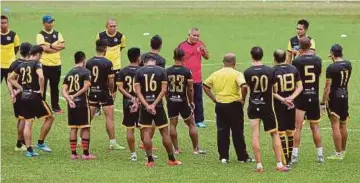  ??  ?? IRFAN Bakti (tengah) mengendali­kan latihan pasukannya baru-baru ini.