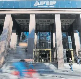  ??  ?? Alcancia. La AFIP aumentará su recaudació­n con las modificiac­iones.