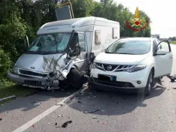  ??  ?? I mezzi Il camper tedesco dopo l’impatto con un Suv: ferito anche un bimbo