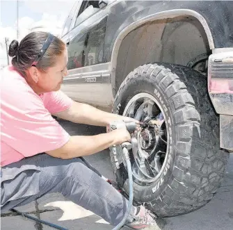  ?? ALBERTO HIERRO ?? un desponchad­o en la colonia Genaro Vázquez